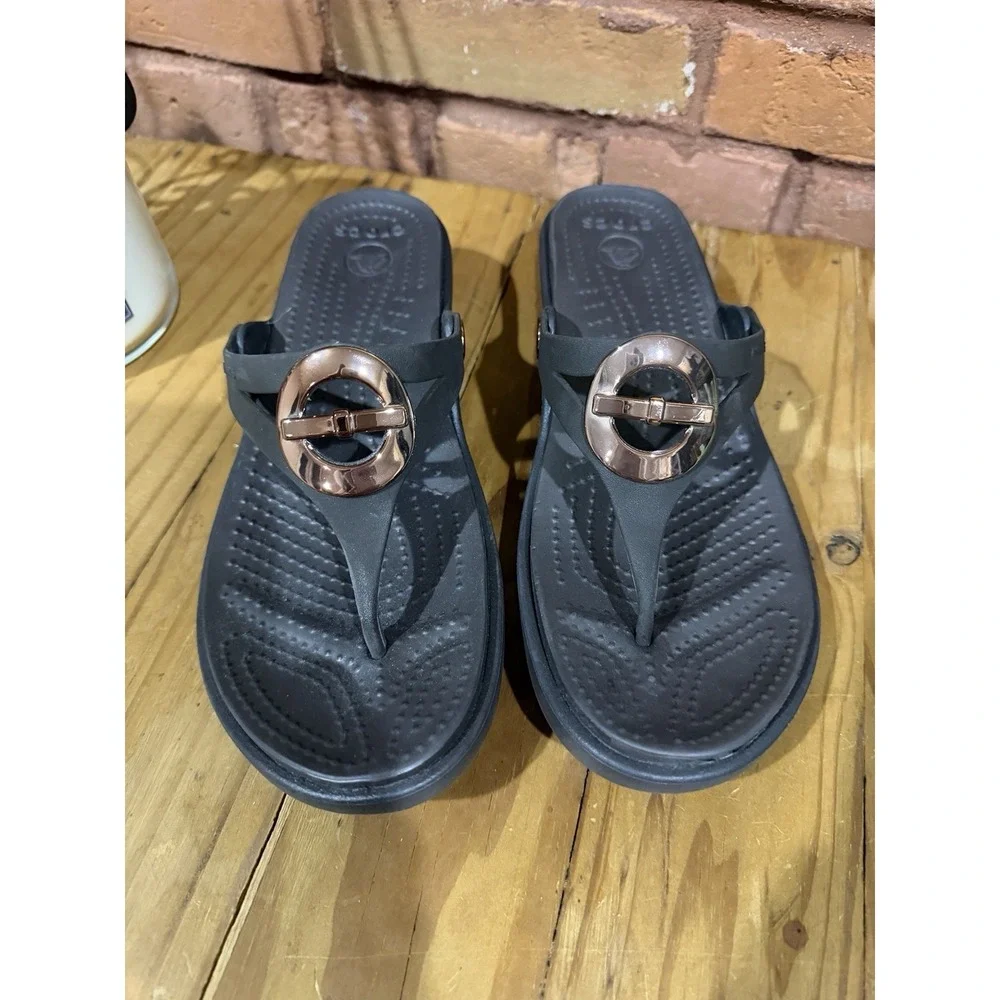 New Crocs Sanrah Women's Size 8 Circle Bow Wedge Flip Sandal Espresso Thong
